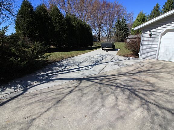 5th image of W1228 Steinway Dr