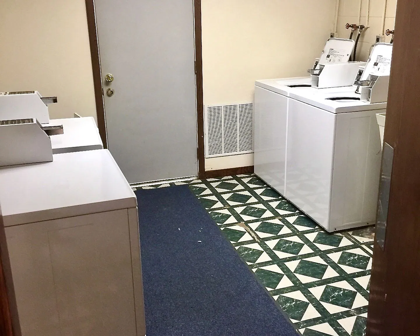 Beautiful Apartments in the North Hills * Pet Friendly * Spacious * Renovated * Available Now — Photo 4