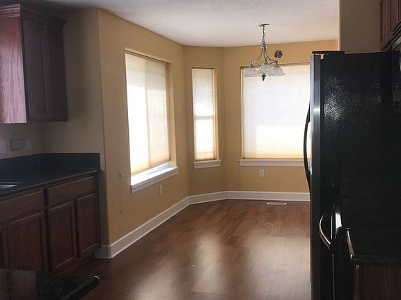 5th image of 482 Broadmoor Ct SW