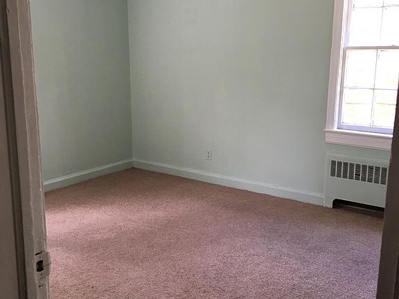 3rd image of 601 Chestnut Dr #B