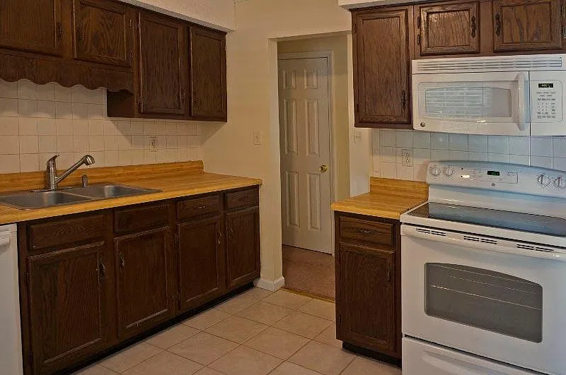 3 bed, 1.5 bath, 1850 sqft, $2,450 — Photo 4