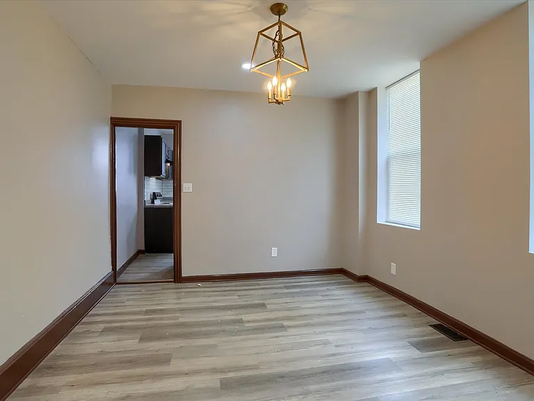2122 Jefferson St — Photo 17