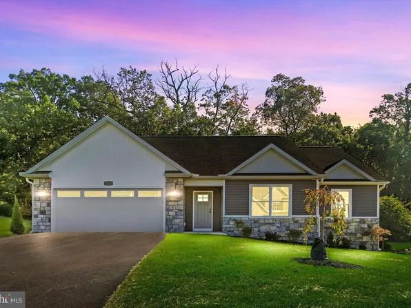 6935 Saint Annes Dr, Fayetteville, PA 17222