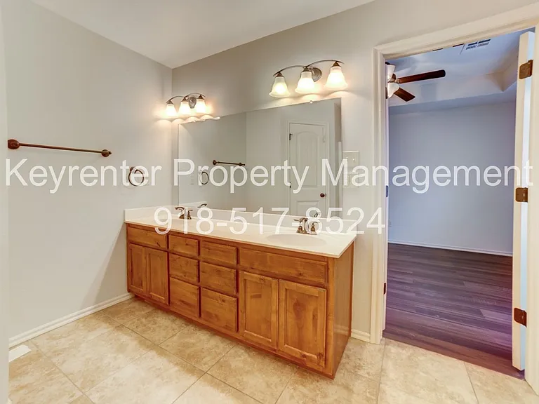 1911 W Canton Pl — Photo 26