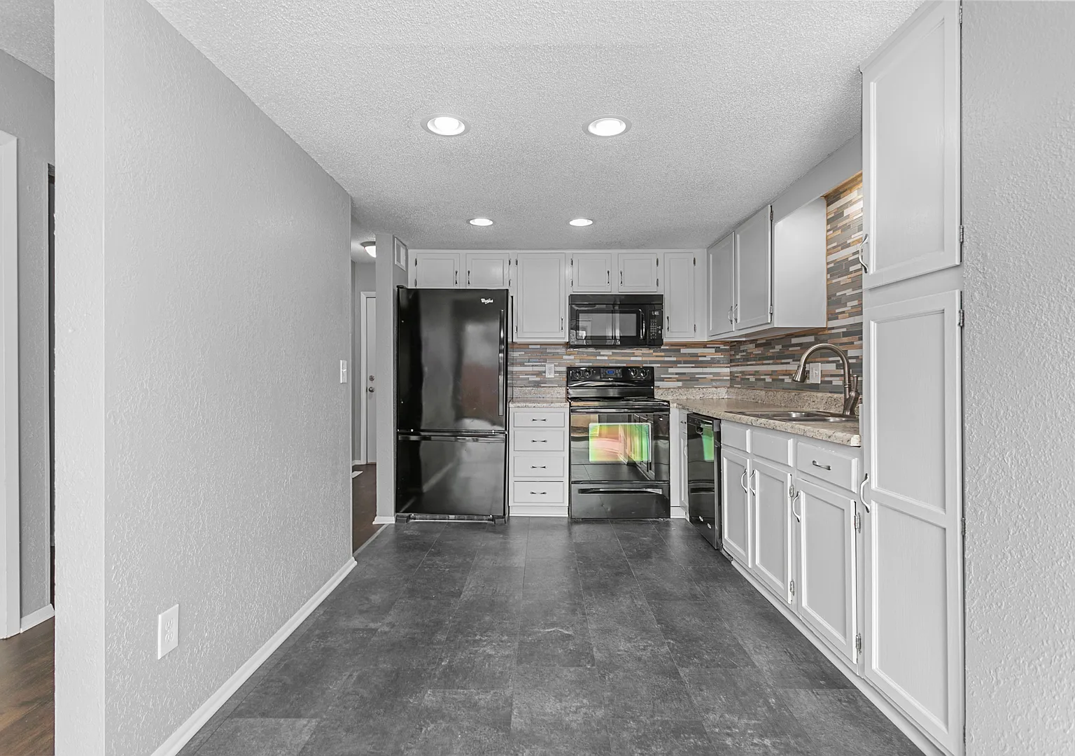 565 NW Valleybrook Rd — Photo 4