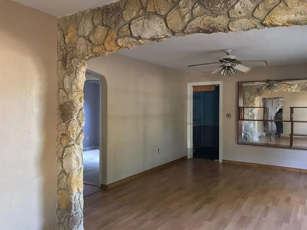 6 bed, 2.0 bath, 3000 sqft, $2,500 — Photo 3