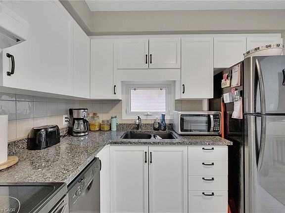 3rd image of 16 Hawkins Cres