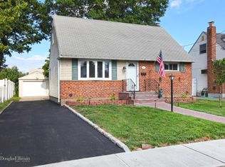 43 Cedar St, Hicksville, NY 11801