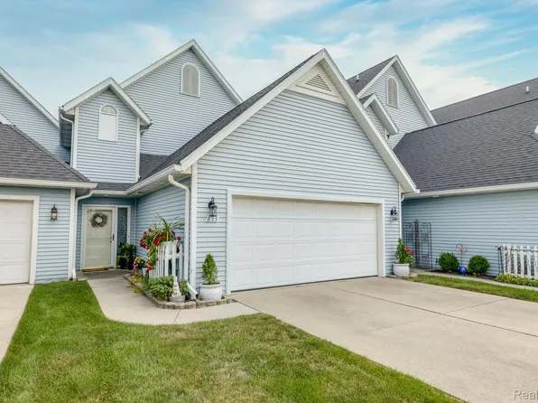 833 N Pointe Dr, Port Huron, MI 48060