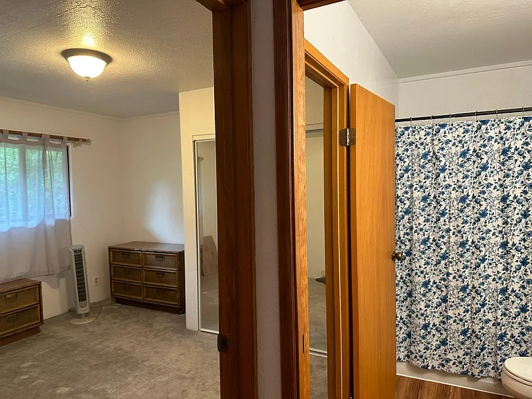 Full bath to bedroom