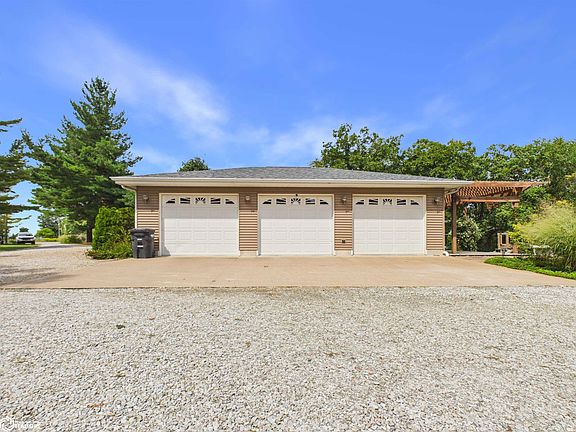 3rd image of 2302 Hillcrest Rd