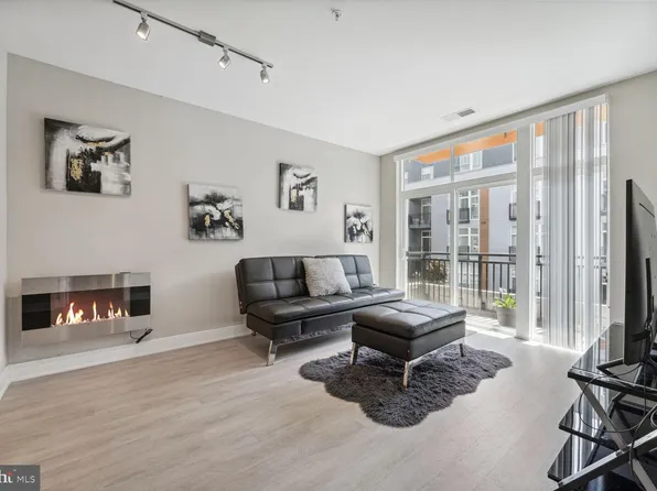 145 Riverhaven Dr Unit 352, Oxon Hill, MD 20745