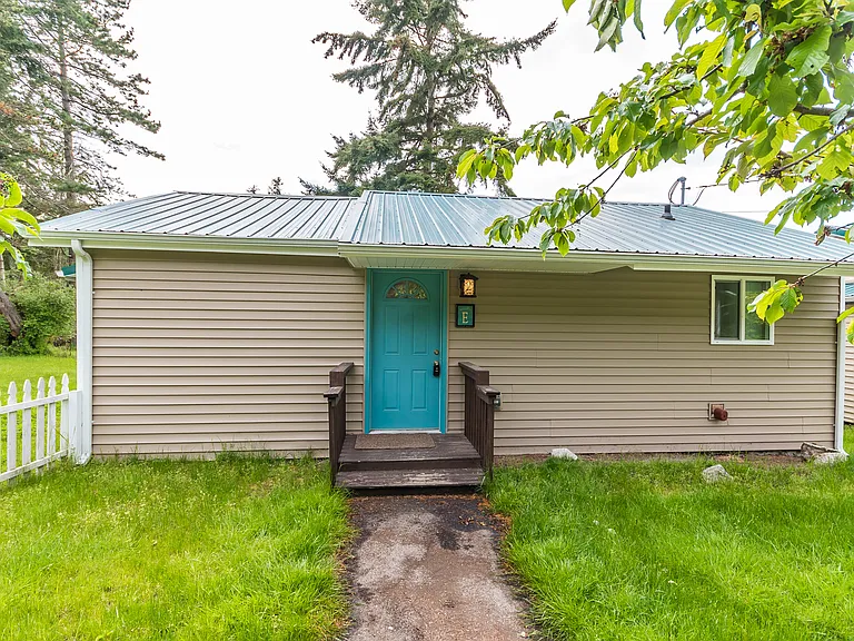 Recently Updated 2-bedroom Cottage — Photo 8