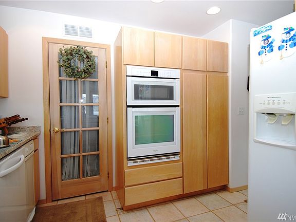 4th image of 627 Golf Course Pl