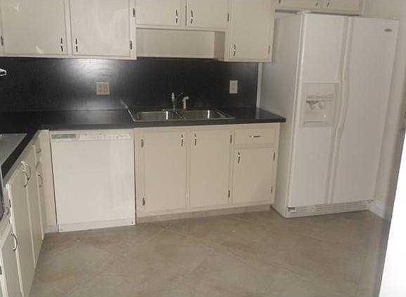 3rd image of 430 Lakeview Dr APT 102