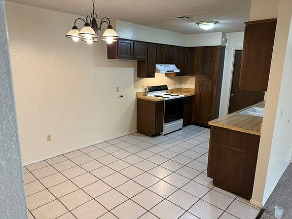 5th image of 2410 Oakridge Dr
