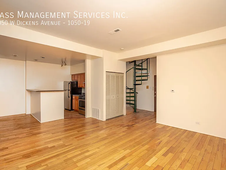 1050 W Dickens Ave #19 — Photo 2