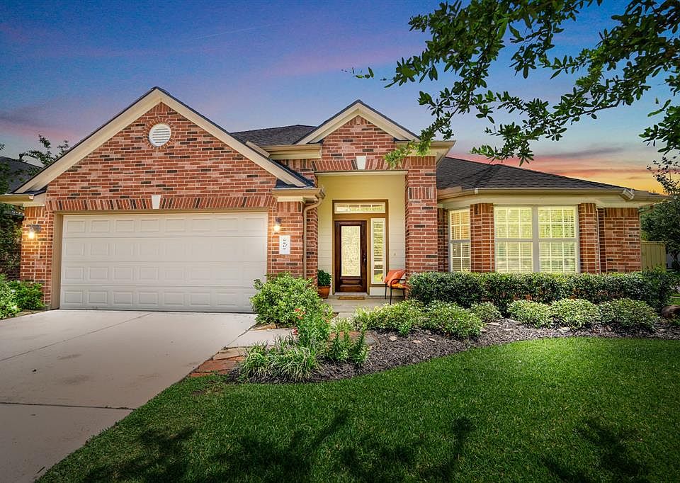 Welcome to 9507 Tartan Manor, a beautiful 1 story home located in the premier master planned community of Gleannloch Farms.