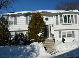 31 Tall Oaks Ct, Cumberland, RI 02864