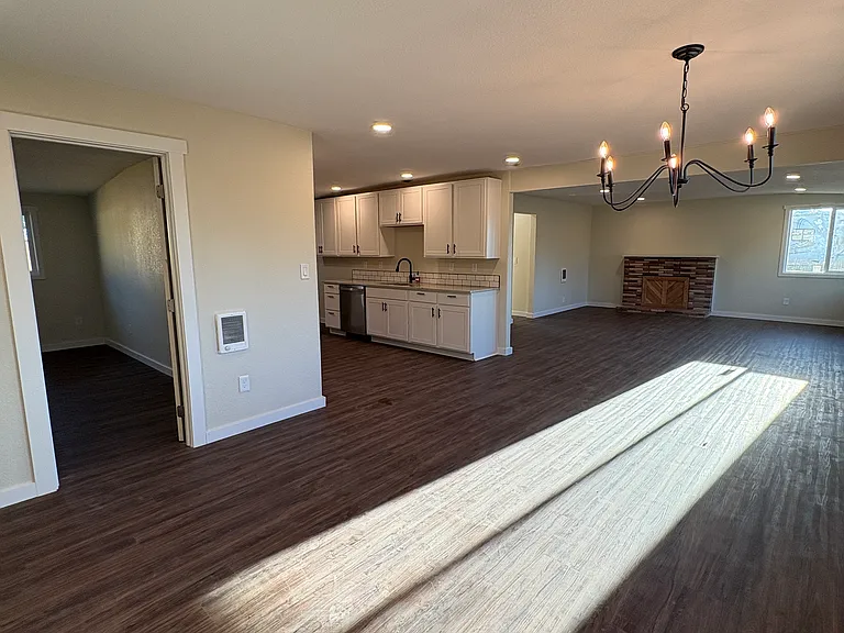 1460 Cascade Dr — Photo 4