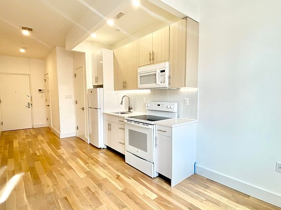 3rd image of 810 Lexington Ave #1