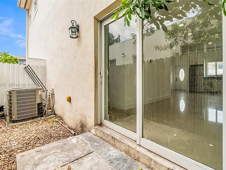 1011 SW 7th St #2 — Photo 37