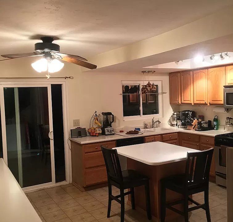 For Rent: $2,200 (2 beds, 1.5 baths, 1,054 sqft)