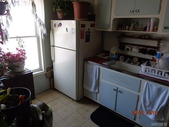 3rd image of 216 Skillen St