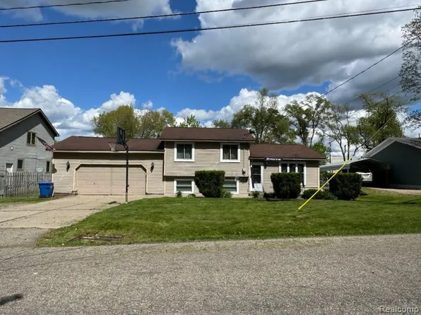 310 N Winding Dr, Waterford, MI 48328