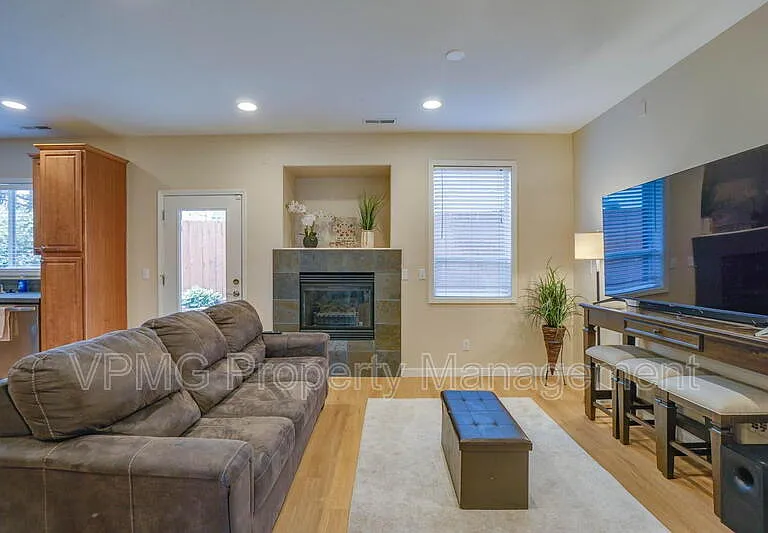 5906 NE 56th St — Photo 4