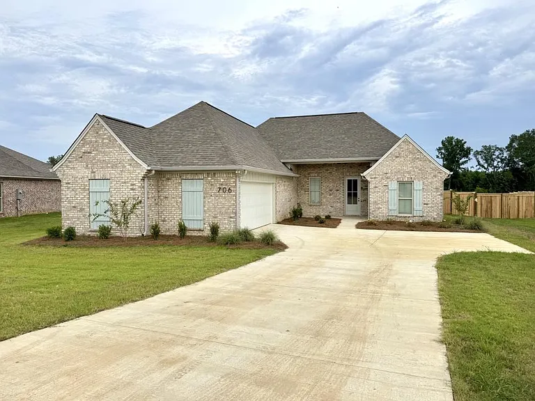 706 Kathleen Dr — Photo 1
