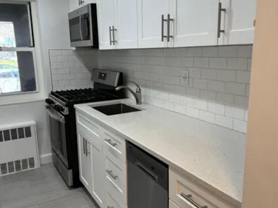 1st image of 135-24 Hoover Ave