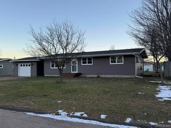1755 S Rose St, Ishpeming, MI 49849