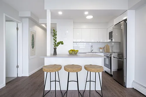 1251 Jervis St Photo 1