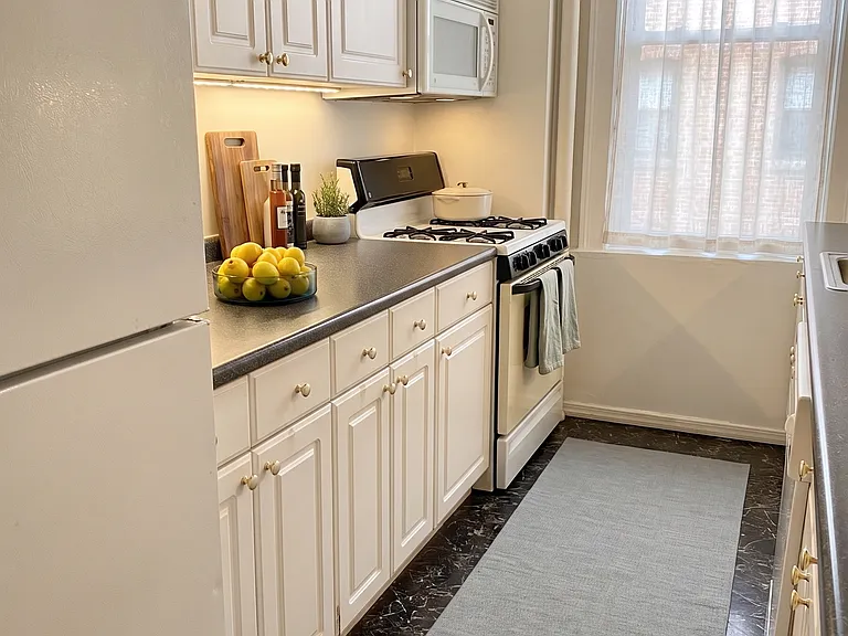 201 W 92nd St #1F — Photo 1