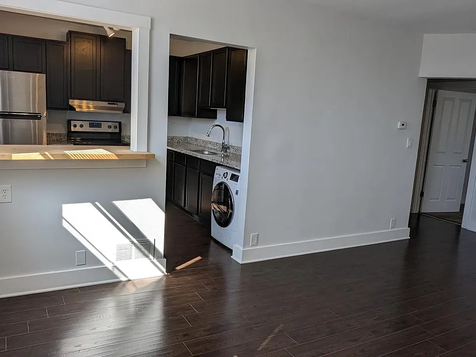 52 1/2 E 5th Ave #D