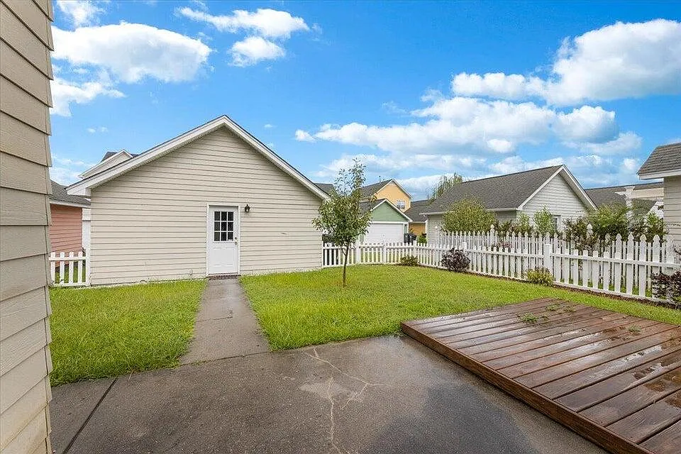 3 bed, 2.0 bath, 1486 sqft, $2,095 — Photo 3