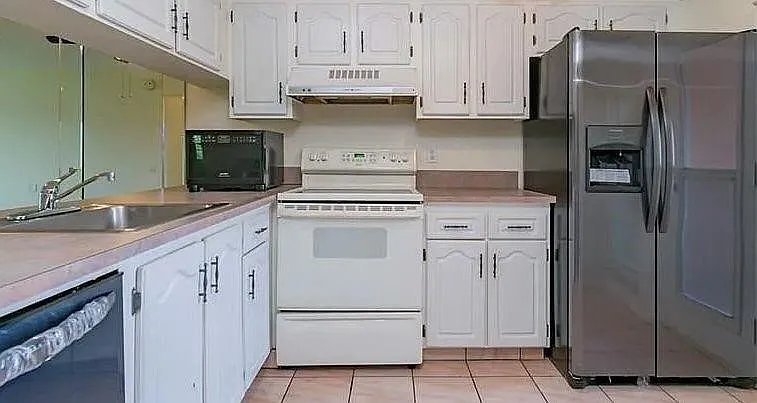 3 bed, 2.0 bath, 1048 sqft, $2,000 — Photo 3