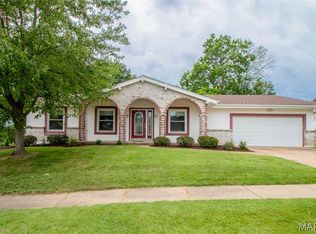 15464 Clover Ridge Dr, Chesterfield, MO 63017