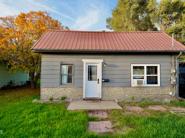 628 5th St NW, Valley City, ND 58072