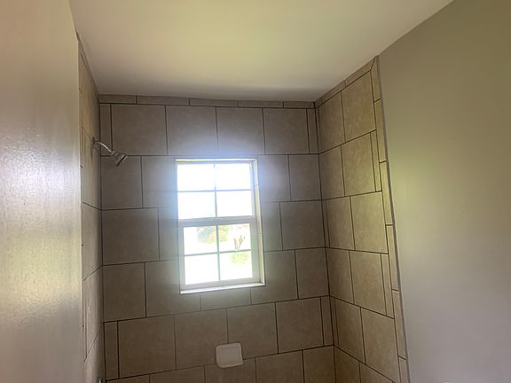 5th image of 127 Hinton Dr