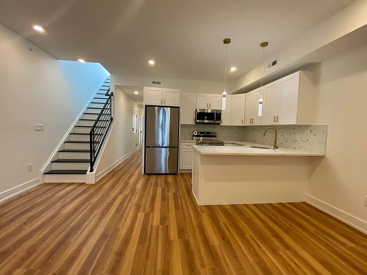 3 bed, 950 sqft, $2,150 — Photo 2