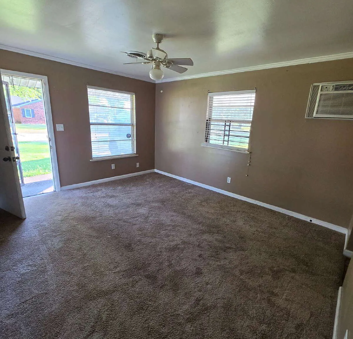 3 bed, 1.0 bath, 884 sqft, $1,100 — Photo 3
