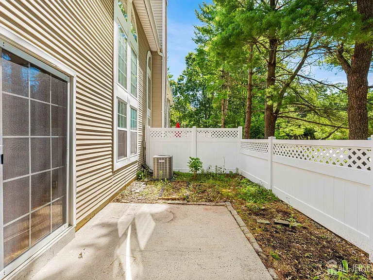 16 Lee Ct #405 — Photo 42