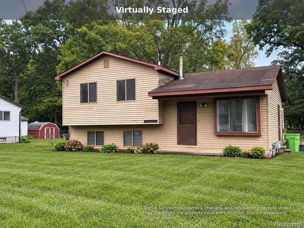 5705 Lake Grove Dr, White Lake, MI 48383