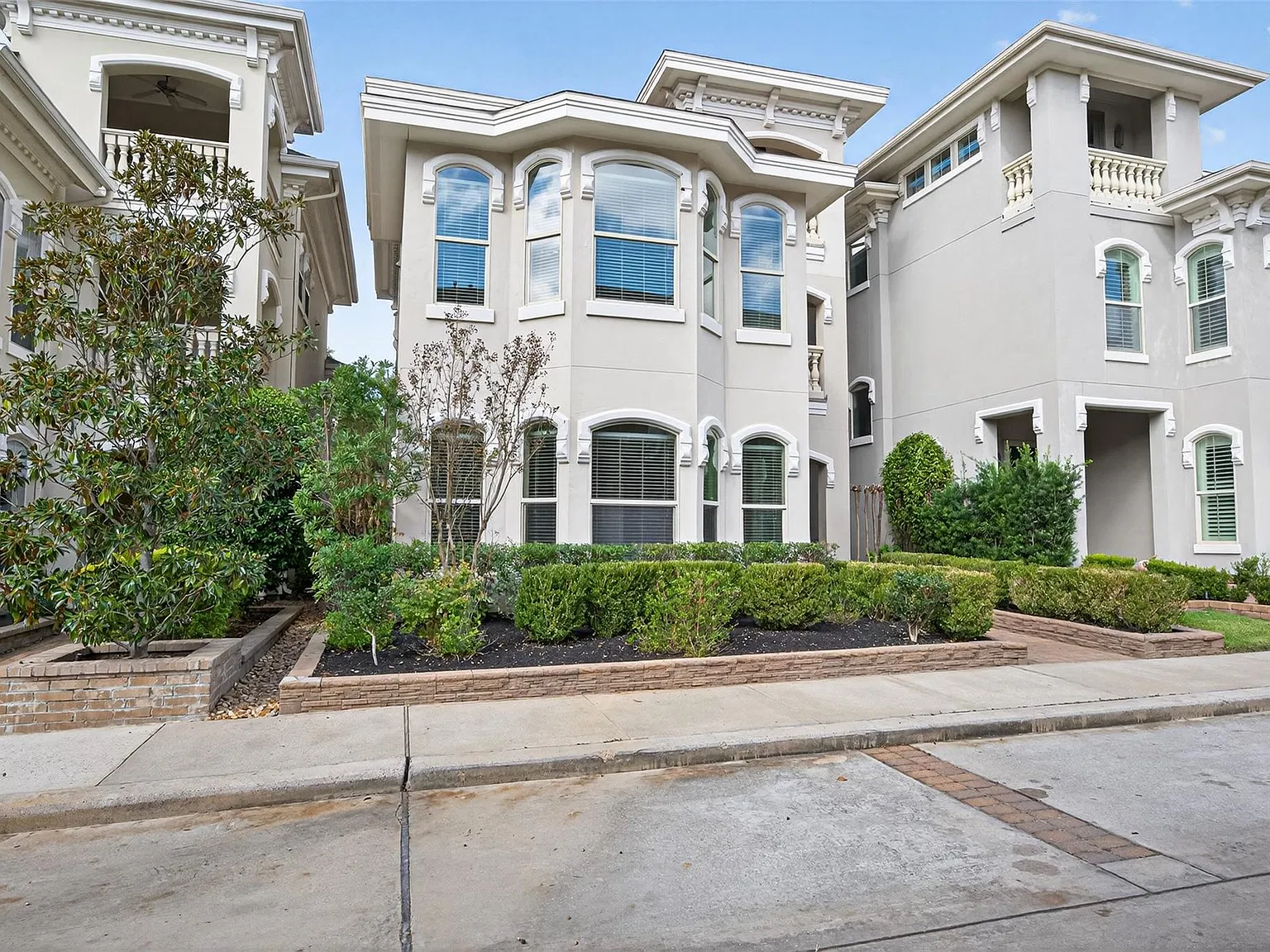 3 bed, 3.5 bath, 3496 sqft, $7,500 — Photo 2