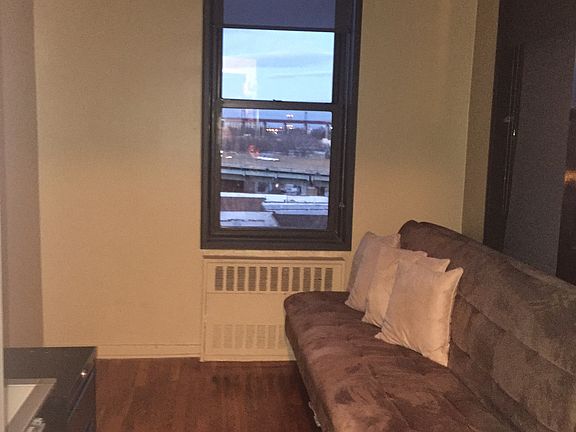 5th image of 2534 Crescent St APT 6P