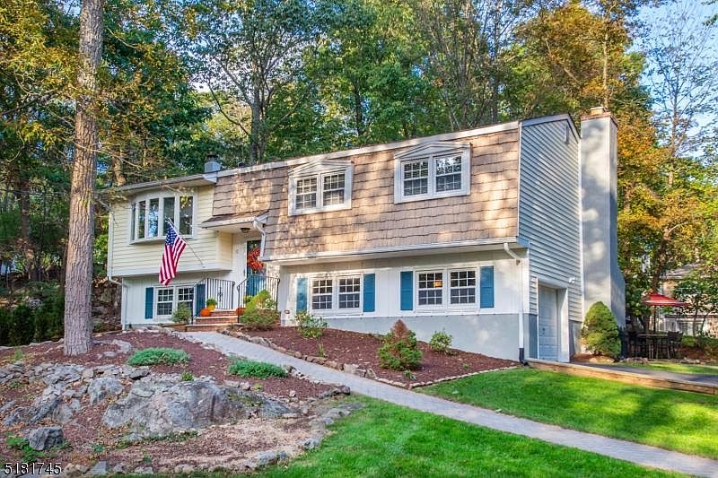 1st image of 10 Sherwood Forest Dr
