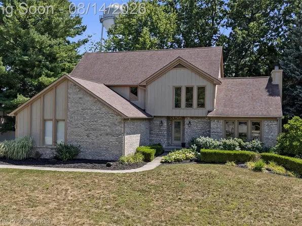 2385 Avondale St W, Sylvan Lake, MI 48320