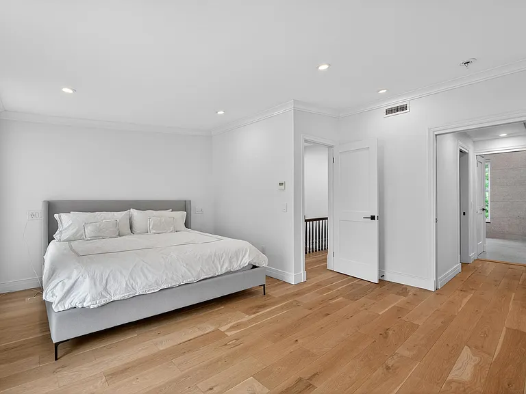 139 Grand St — Photo 30